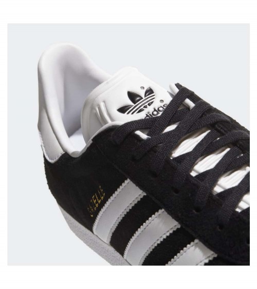 Zapatillas Adidas Gazelle en Core Black, un ícono del estilo urbano.