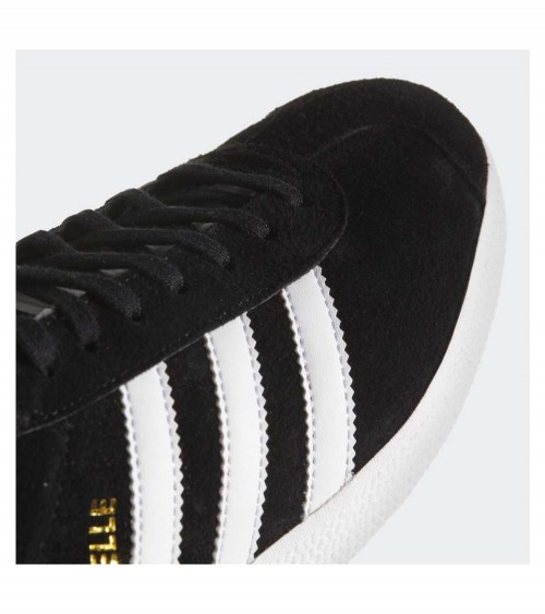 Zapatillas Adidas Gazelle en Core Black, un ícono del estilo urbano.