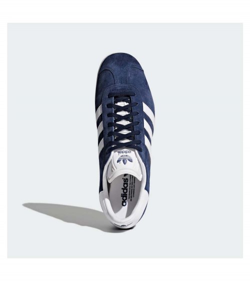 Zapatillas Adidas Gazelle en color Collegiate Navy, un ícono del estilo urbano.