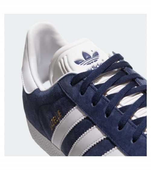 Zapatillas Adidas Gazelle en color Collegiate Navy, un ícono del estilo urbano.