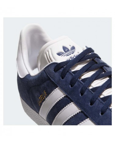 Detalle de la parte superior de nobuk suave en las Adidas Gazelle en color navy.