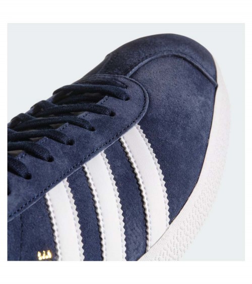 Zapatillas Adidas Gazelle en color Collegiate Navy, un ícono del estilo urbano.