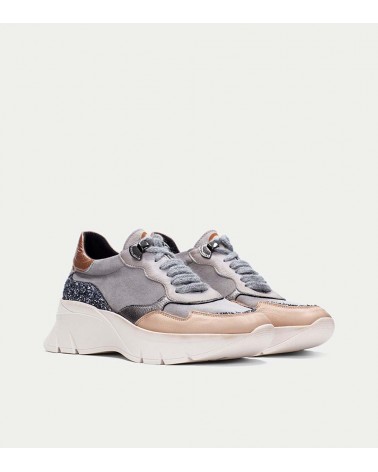 Deportivo Hispanitas Helsinki Gris-Tierra-Glitter con suela de 5 cm y cordones elásticos.