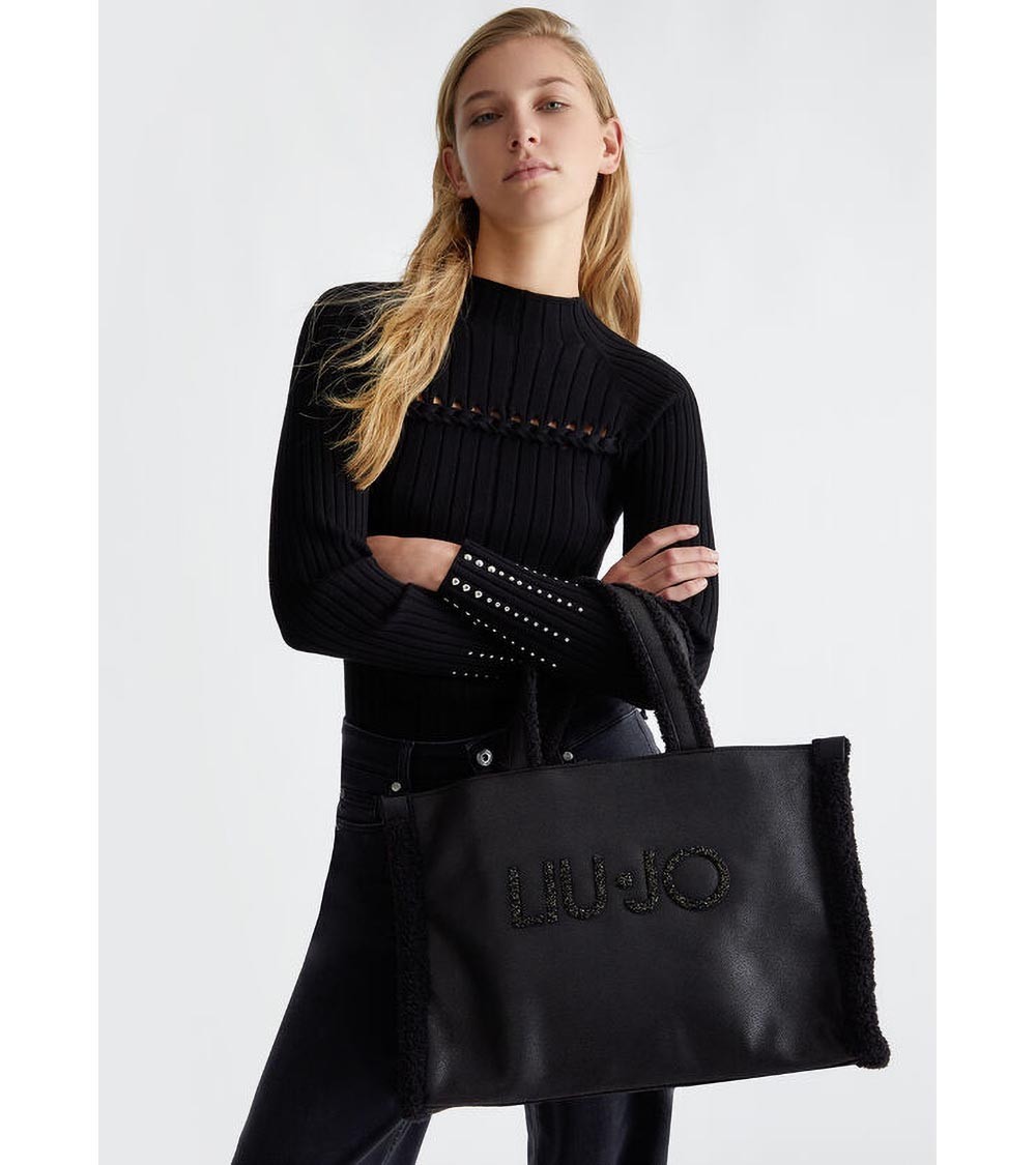 Bolso Tote Liujo para Mujer en Negro con Detalles de Peluche – Un complemento versátil y moderno.