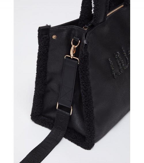 Bolso Tote Liujo para Mujer en Negro con Detalles de Peluche – Un complemento versátil y moderno.