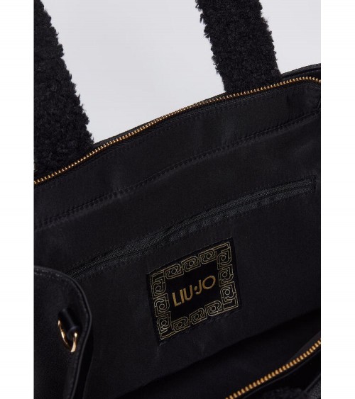 Bolso Tote Liujo para Mujer en Negro con Detalles de Peluche – Un complemento versátil y moderno.