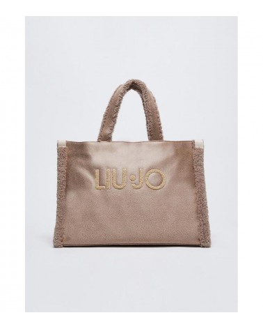 Vista Frontal del Bolso Liujo con Logotipo Bordado en Camel – Sofisticación y modernidad en un solo diseño.