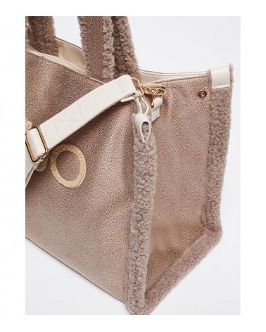 Detalles de Peluche en el Bolso Tote Liujo para Mujer en Camel Arena – Un toque moderno para un look refinado.