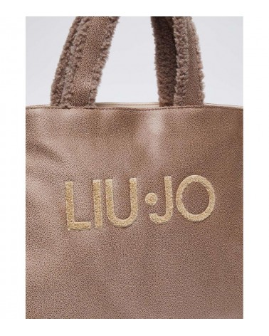 Logo. Bolso Liujo en Camel Arena, Elegante y Versátil para Mujer – Un accesorio imprescindible para combinar con cualquier look.