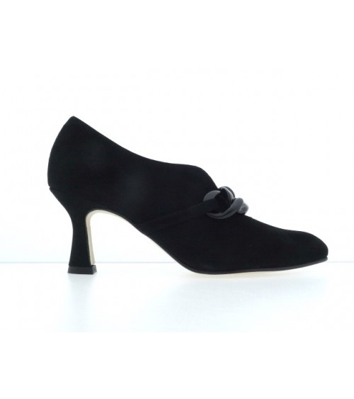 Zapato de salón en ante negro de Salonissimos, elegante y sofisticado.