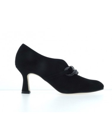 Zapato de salón en ante negro de Salonissimos, elegante y sofisticado.