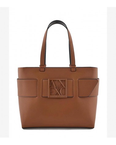 Detalle frontal del Buckle Bolso Shopper de Armani Exchange con logotipo en relieve.