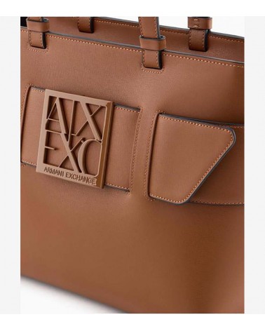 Primer plano del logotipo en relieve y los detalles de costura del bolso shopper Armani Exchange.