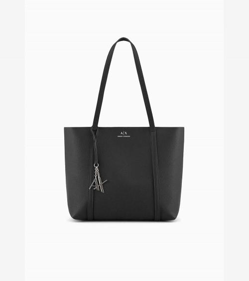 Mujer llevando el elegante bolso shopper negro de Armani Exchange, perfecto para cualquier ocasión casual.