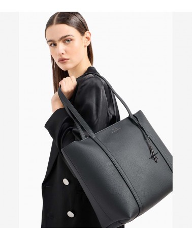 Mujer llevando el elegante bolso shopper negro de Armani Exchange, perfecto para cualquier ocasión casual.