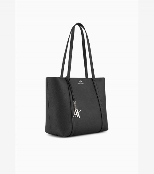 Mujer llevando el elegante bolso shopper negro de Armani Exchange, perfecto para cualquier ocasión casual.