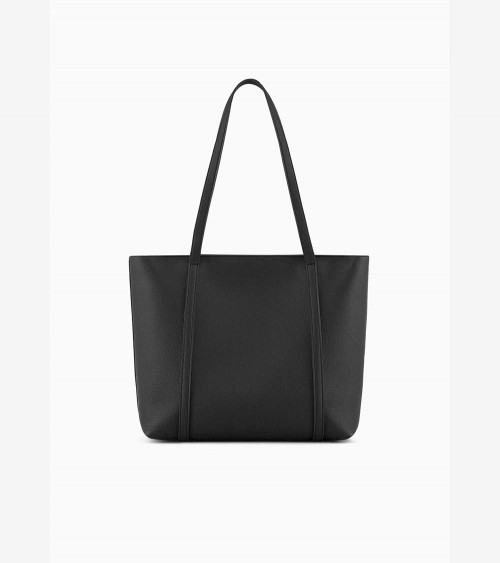 Mujer llevando el elegante bolso shopper negro de Armani Exchange, perfecto para cualquier ocasión casual.