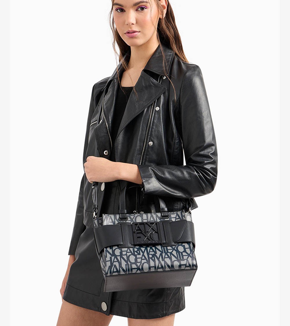 Mujer con bolso shopper Armani Exchange negro, perfecto para cualquier ocasión.