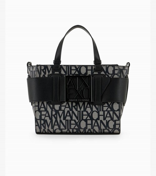 Mujer con bolso shopper Armani Exchange negro, perfecto para cualquier ocasión.