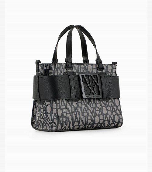 Mujer con bolso shopper Armani Exchange negro, perfecto para cualquier ocasión.