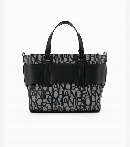 Mujer con bolso shopper Armani Exchange negro, perfecto para cualquier ocasión.