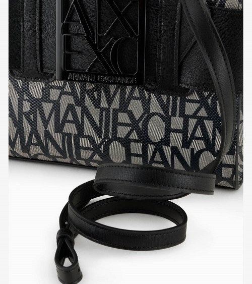 Mujer con bolso shopper Armani Exchange negro, perfecto para cualquier ocasión.