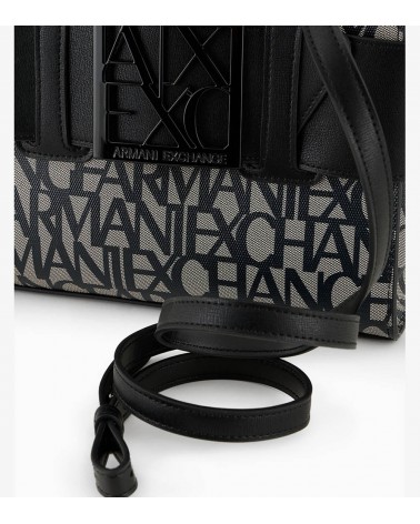 Elegante bolso tote con detalle en contraste de Armani Exchange, perfecto para cualquier ocasión."