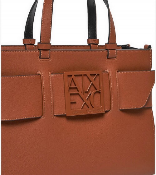 Bolso tote mediano Armani Exchange en color whisky con detalle en contraste.