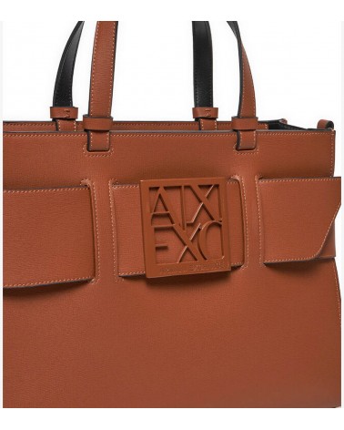 Elegante diseño del bolso Armani Exchange, ideal para un look casual.