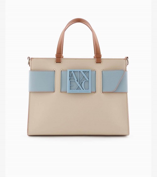 Modelo con bolso tote mediano de Armani Exchange en beige y azul, perfecto para un look casual chic.