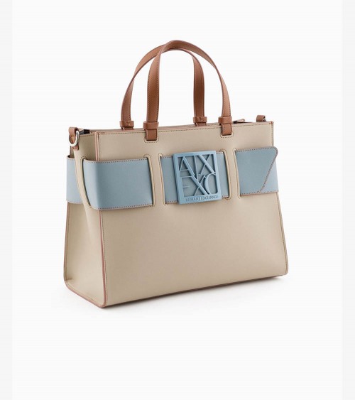 Modelo con bolso tote mediano de Armani Exchange en beige y azul, perfecto para un look casual chic.