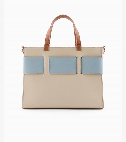 Modelo con bolso tote mediano de Armani Exchange en beige y azul, perfecto para un look casual chic.