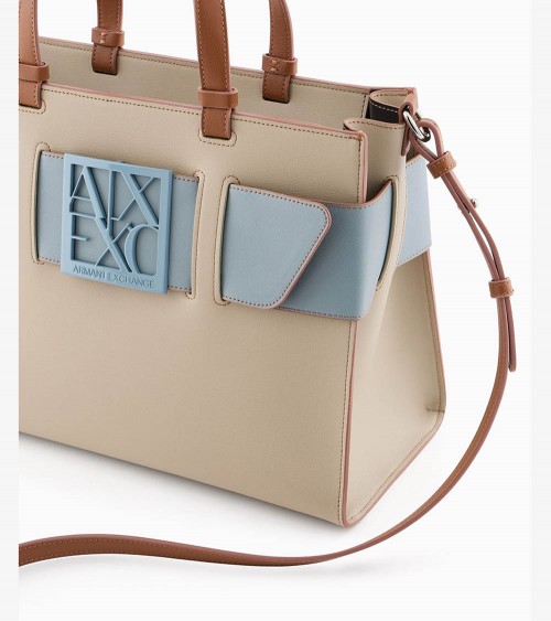 Modelo con bolso tote mediano de Armani Exchange en beige y azul, perfecto para un look casual chic.