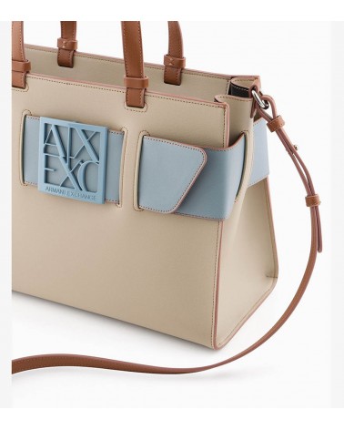 Modelo con bolso tote mediano de Armani Exchange en beige y azul detalle logo correa y colores