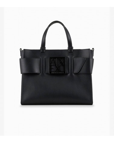 Detalles de lujo en el bolso tote de Armani Exchange, ideal para un look casual.