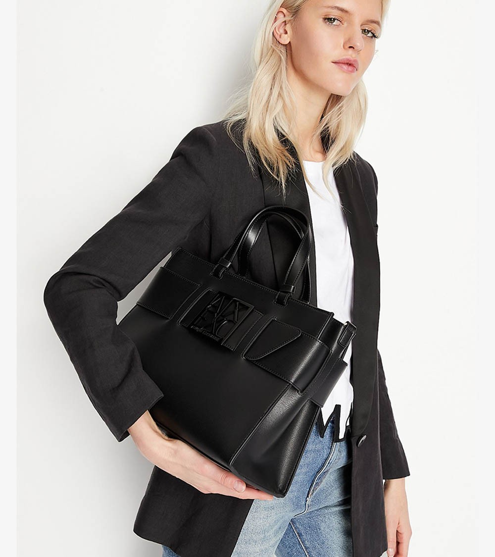 Bolso tote negro de Armani Exchange, estilo y funcionalidad en un solo accesorio.