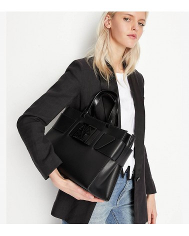 Bolso tote negro de Armani Exchange, estilo y funcionalidad en un solo accesorio.