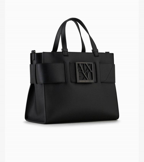 Bolso tote negro de Armani Exchange, estilo y funcionalidad en un solo accesorio.