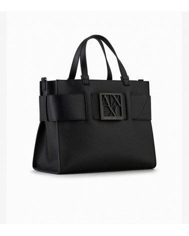 Logotipo de Armani Exchange en el bolso tote, símbolo de elegancia y calidad.