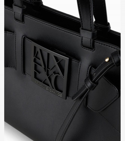 Bolso tote negro de Armani Exchange, estilo y funcionalidad en un solo accesorio.