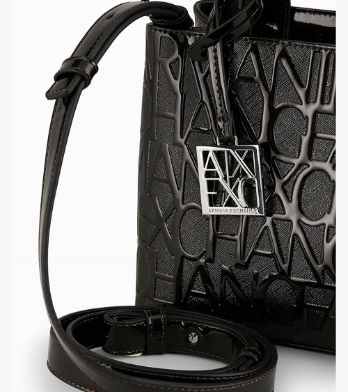 Estilo Casual y Sofisticado - Complementa tu outfit con este bolso de Armani Exchange