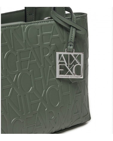 Detalle del grabado de logotipo en el bolso Armani Exchange en verde."