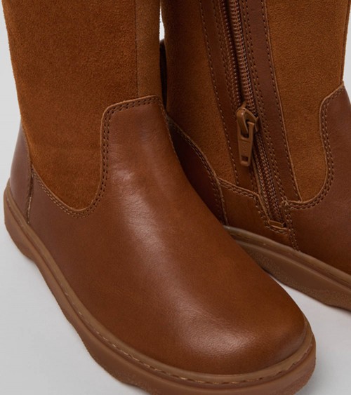 Botas Camper marrones para niños en piel y nobuk – Vista lateral.