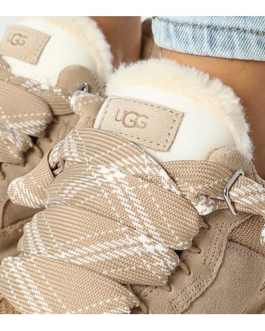 Detalle de los cordones bicolor y el diseño moderno de las zapatillas UGG Lowmel.