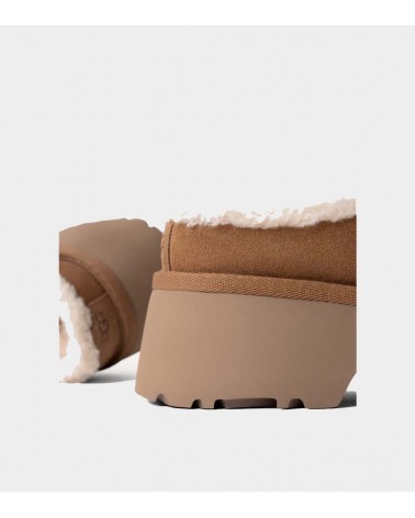 Tacón Zuecos UGG New Heights Cozy en color avellana con logotipo termograbado