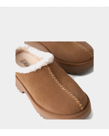 Vista superior de los zuecos UGG New Heights Cozy con forro UGGplush™.