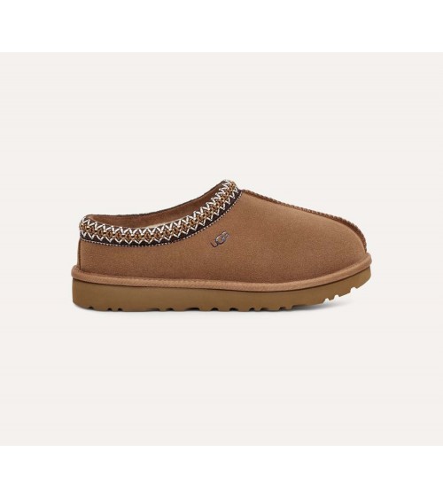 Vista lateral del zueco UGG Tasman en color cuero, ideal para el uso casual.