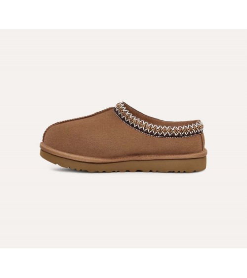 Vista lateral del zueco UGG Tasman en color cuero, ideal para el uso casual.