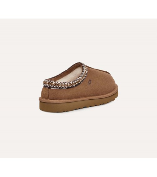 Vista lateral del zueco UGG Tasman en color cuero, ideal para el uso casual.