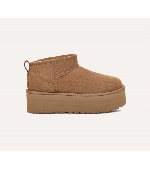 Vista lateral de las botas UGG Classic Ultra Mini en color chestnut, con plataforma de 5 cm.